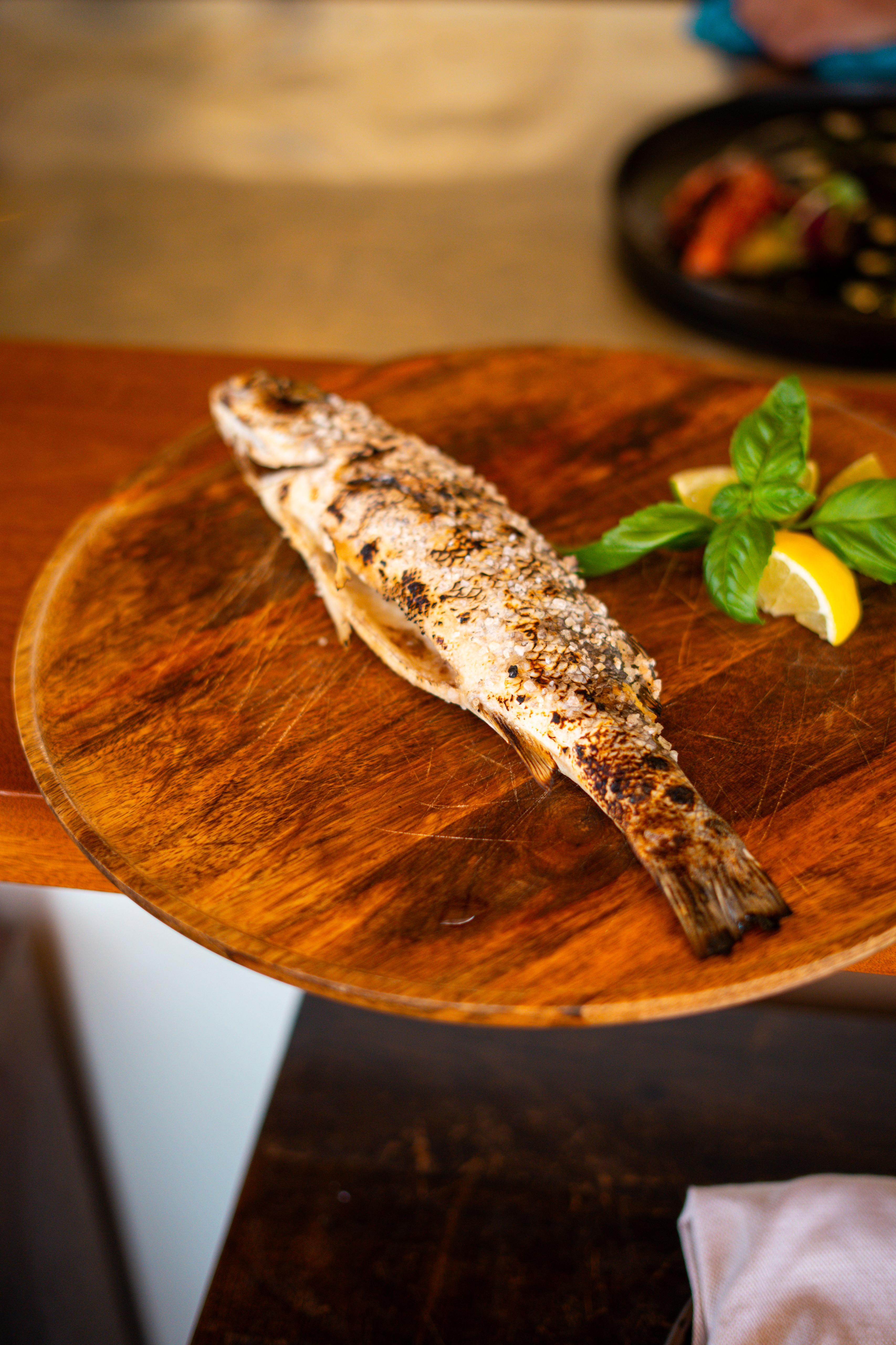 Pesce fresco preparato con limone ed erbe