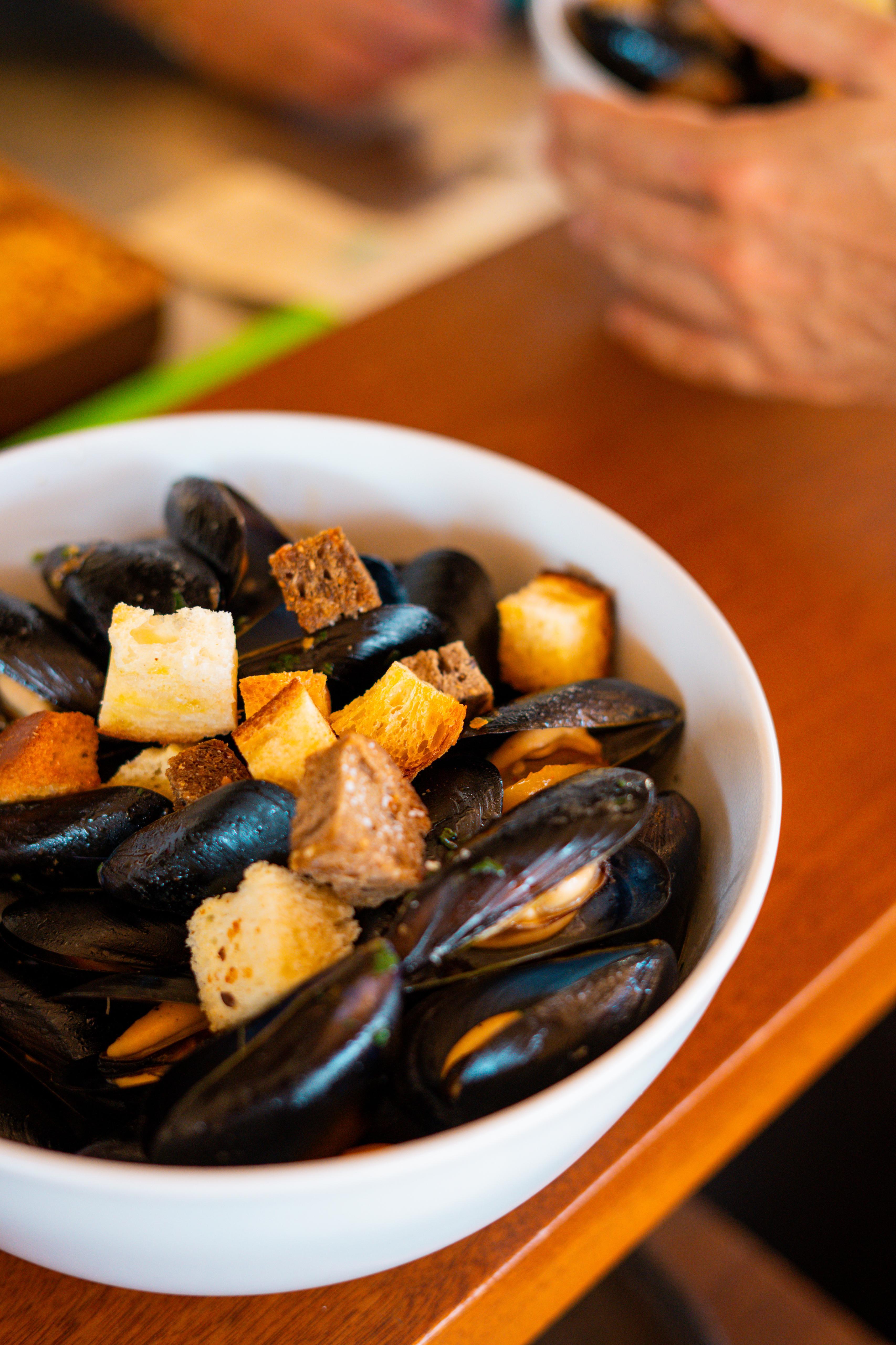 Cozze e pane croccante, una proposta di mare