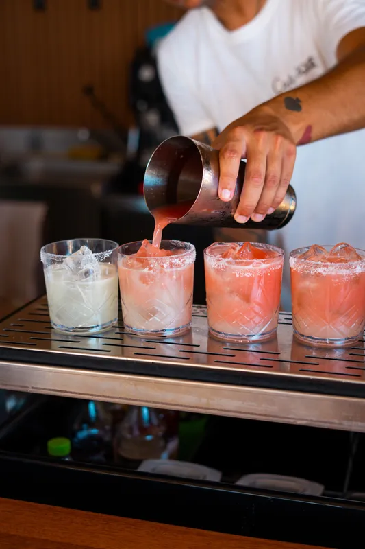 Cocktail colorati preparati al bar di Cala 20